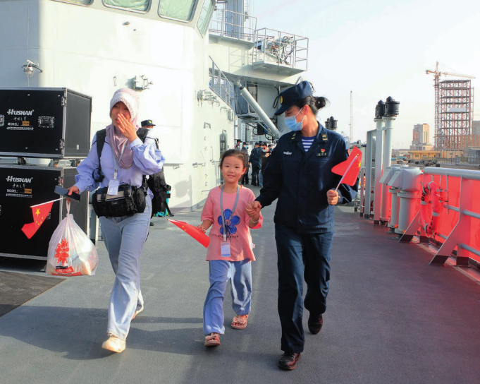 海軍軍艦赴蘇丹緊急撤離我在蘇丹人員。圖為海軍官兵帶領同胞登艦（2023年4月26日攝）。丁家興攝