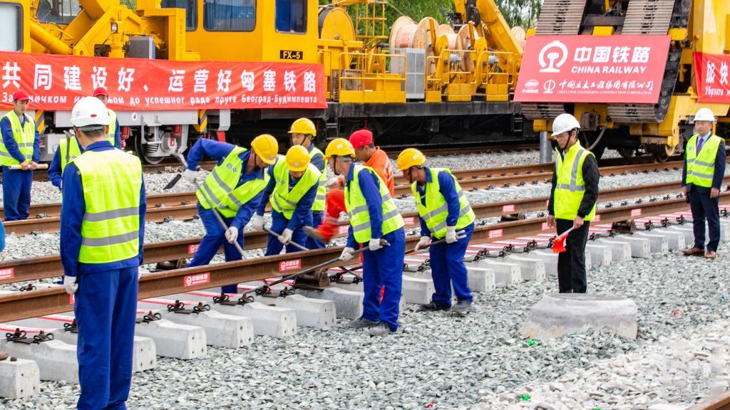 △2024年4月25日，在塞爾維亞北部城市巴奇卡托波拉，匈塞鐵路項目施工人員進行匈塞鐵路軌道合龍工作。