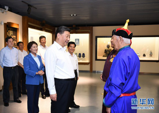 2019年7月15日，習近平總書記在赤峰博物館同古典民族史詩《格薩（斯）爾》非物質文化遺產傳承人親切交談。