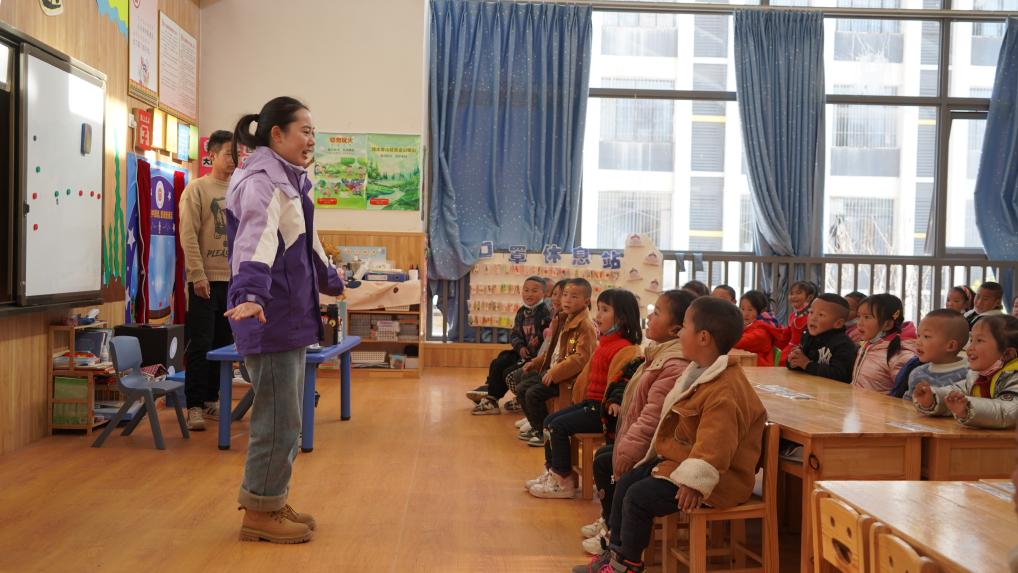  孩子們在昭覺縣易地扶貧搬遷縣城集中安置點沐恩邸社區幼兒園上課。新華社記者 尹恆 攝