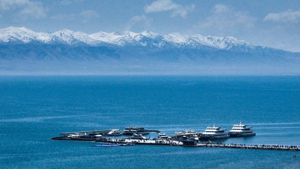 這是2023年5月18日在青海省海南藏族自治州共和縣境內拍攝的青海湖一角（無人機照片）。新華社記者 張龍 攝