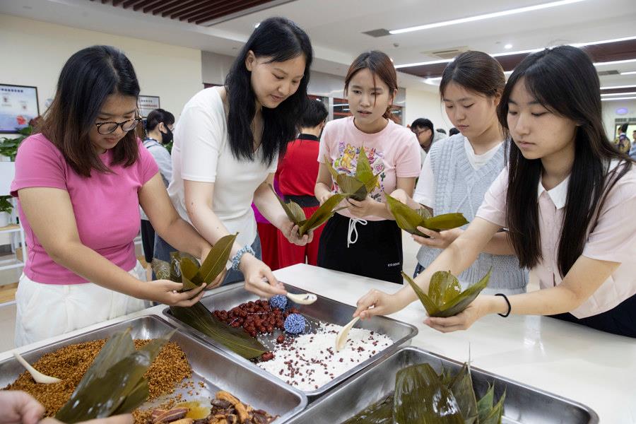 2024年6月1日，海峽兩岸青年學生在華東師范大學包粽子、做香囊，體驗傳統文化。