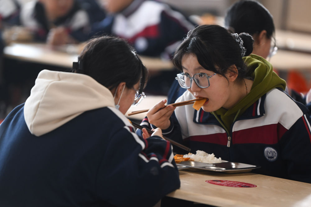 2023年2月23日，果洛西寧民族中學學生在食堂吃午飯。