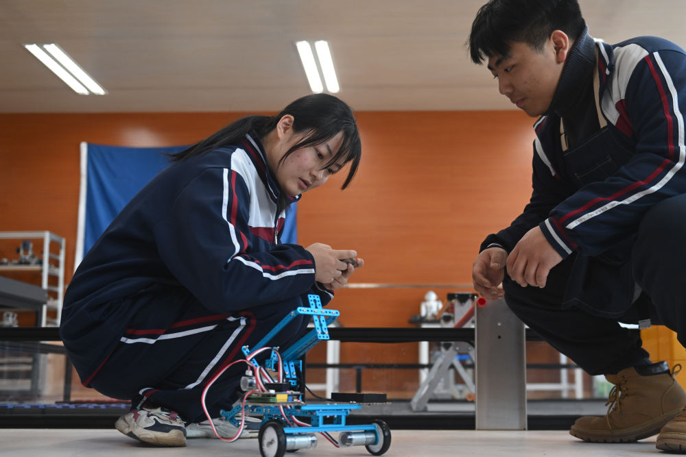 2023年2月23日，果洛西寧民族中學學生在機器人教室內操作自己組裝的機器人。
