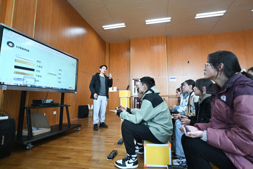 2023年2月23日，上海援青教師闞延俊在果洛西寧民族中學給學生上音樂課。