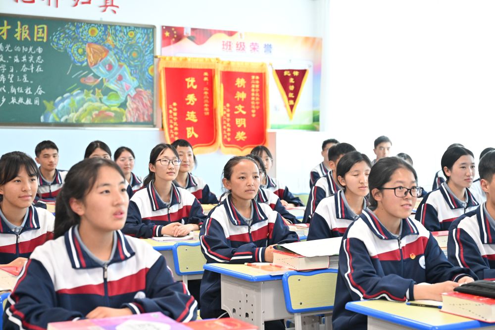 2024年6月18日，果洛西寧民族中學學生在上課。