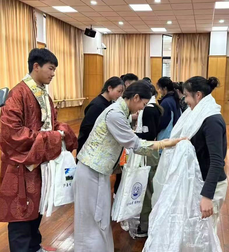2024年1月18日，在上海市大同中學，果洛西寧民族中學學生給上海大同中學師生獻哈達。新華社發（果洛州教育局供圖）