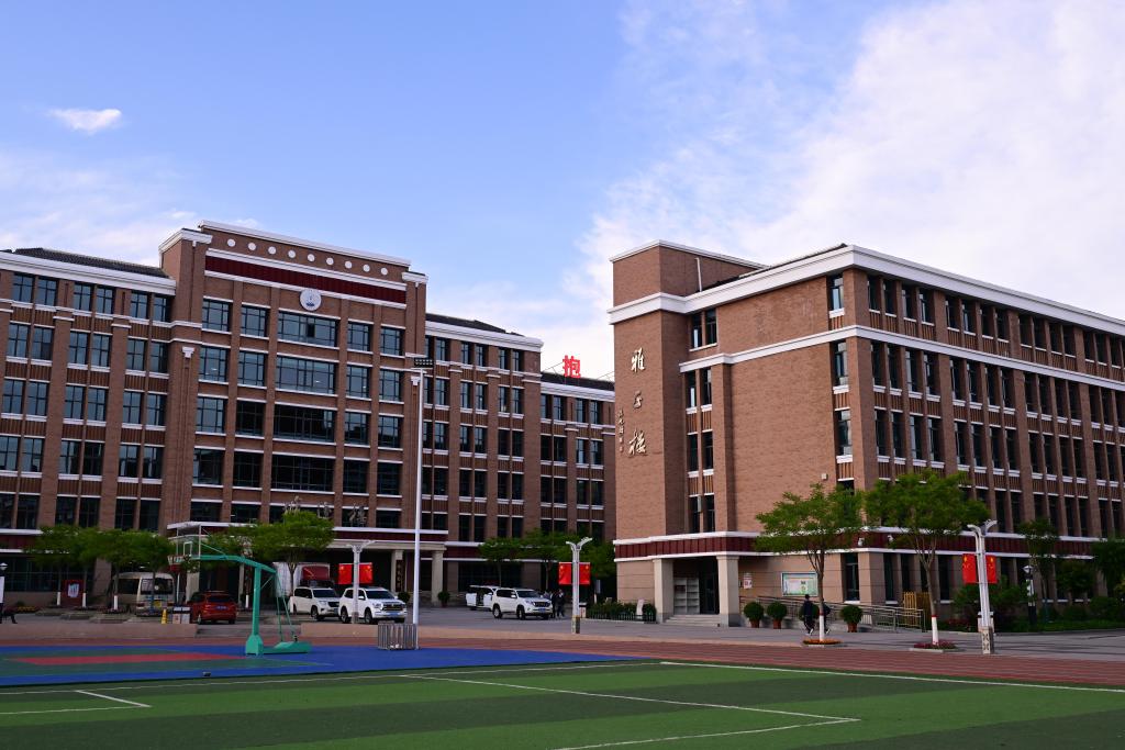 這是近日拍攝的果洛西寧民族中學一角。新華社記者 張龍 攝