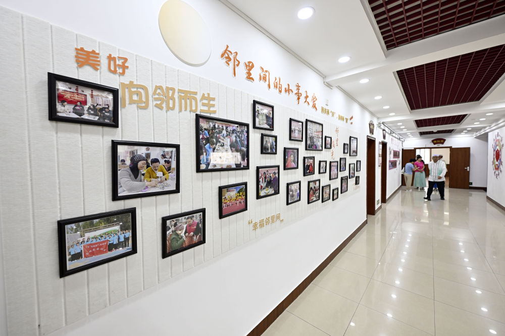6月19日在長城花園社區黨群服務中心拍攝的照片牆。