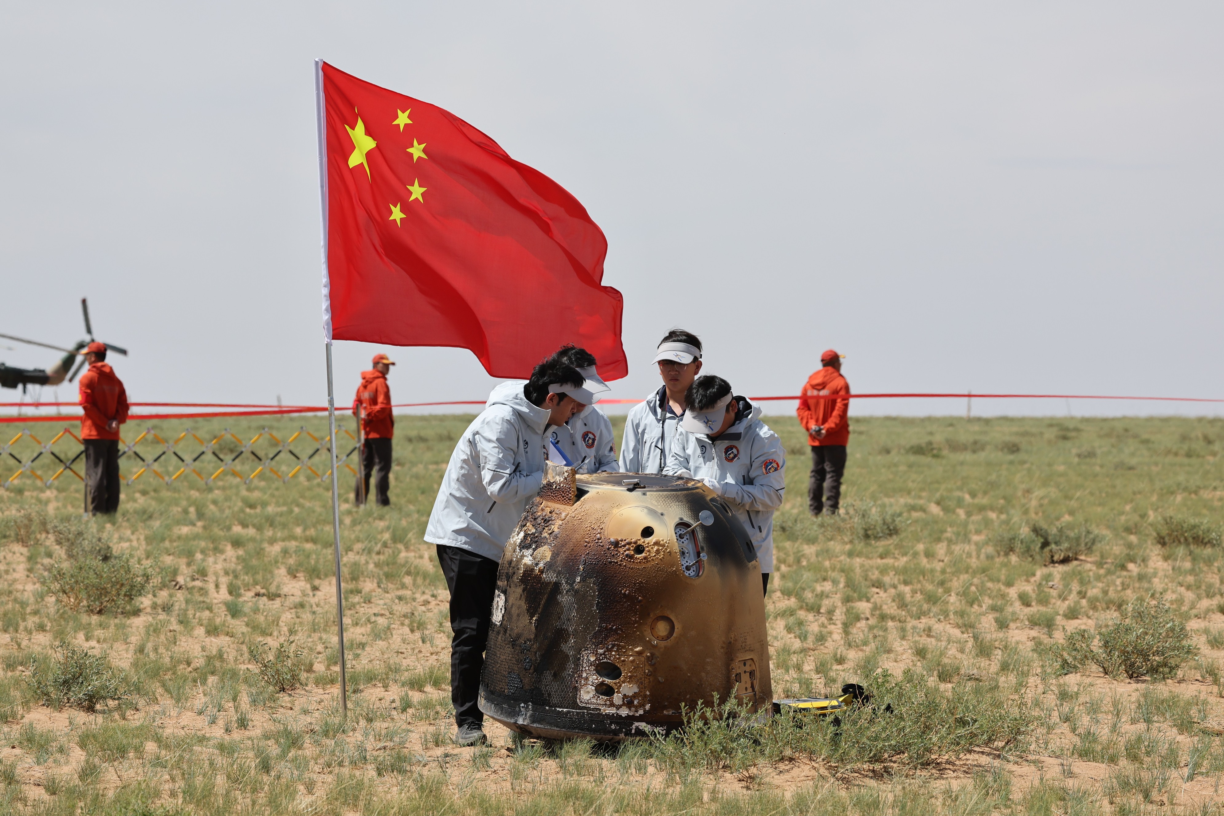 2024年6月25日拍攝的嫦娥六號返回器回收現場。