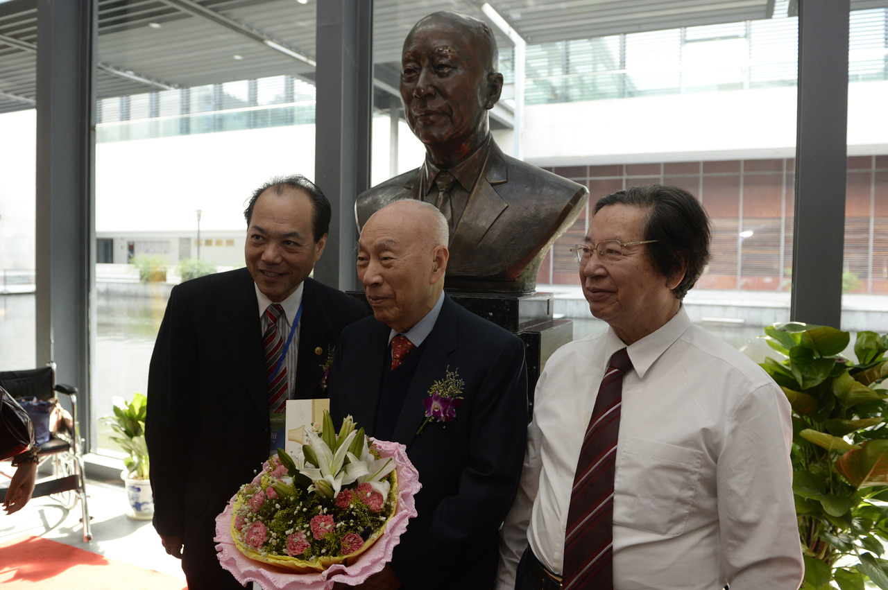 2014年7月31日，“寧波幫”代表人士李達三（中）在自己的塑像前留影。圖片來源：新華社