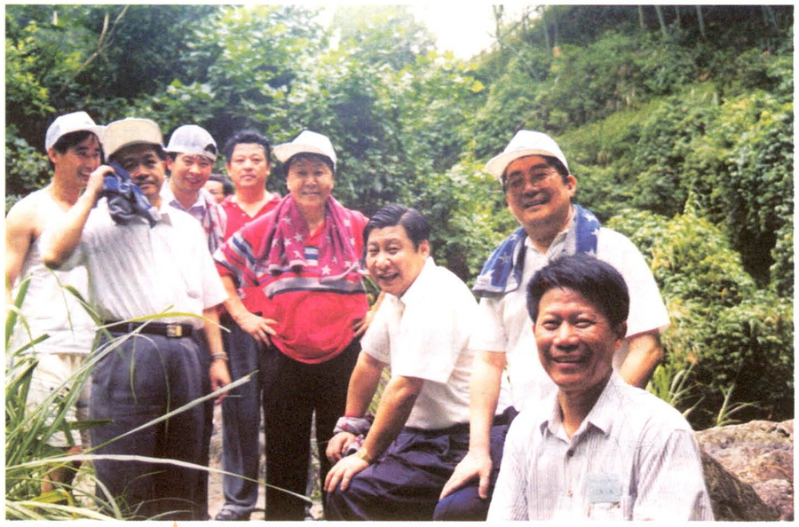 1999年6月，習近平在福州森林公園參加紀念毛主席“發展體育運動，增強人民體質”題詞47周年登山健身活動。（資料照片，來源：《習近平在福建》（下））