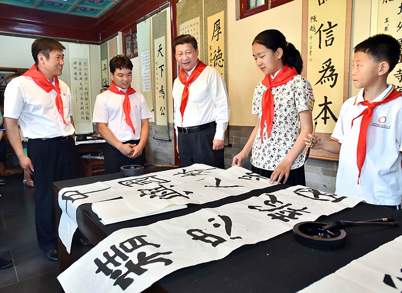 2014年5月30日，習近平總書記來到北京市海澱區民族小學，參加慶祝“六一”國際兒童節活動。這是總書記觀看學生書寫的毛筆字。