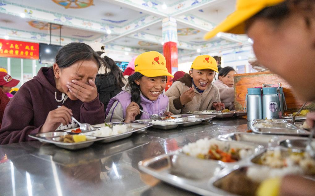 班戈縣中石化小學的學生在食堂用餐（2024年6月22日攝）。西藏那曲市班戈縣中石化小學是由中石化集團結對幫扶建立的，2012年投入使用。新華社記者 丁增尼達 攝