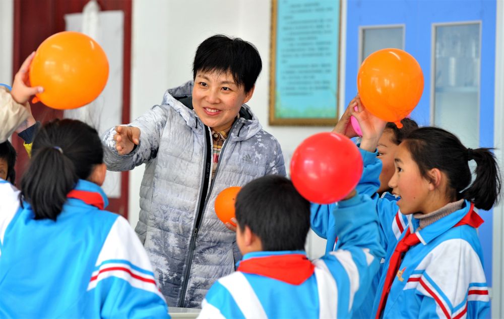 在拉薩市實驗小學科學教室，來自陝西師范大學附屬小學的援藏教師邢悅指導五年級學生進行“奇妙的靜電”實驗（2017年11月29日攝）。新華社記者 張汝鋒 攝