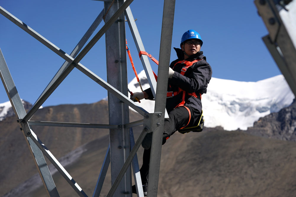 在西藏山南市洛扎縣，國家電網安徽省電力有限公司援藏工作人員徐四勤在浪洛線197號鐵塔進行線路巡視（2020年11月4日攝）。新華社記者 詹彥 攝