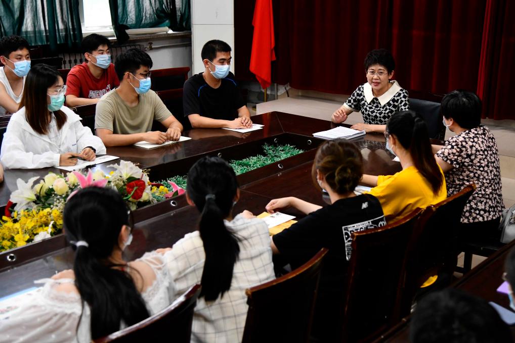 2020年6月16日，在山东潍坊学院法学院，全国人大代表高明芹在宣讲《民法典》相关内容。新华社记者 郭绪雷 摄