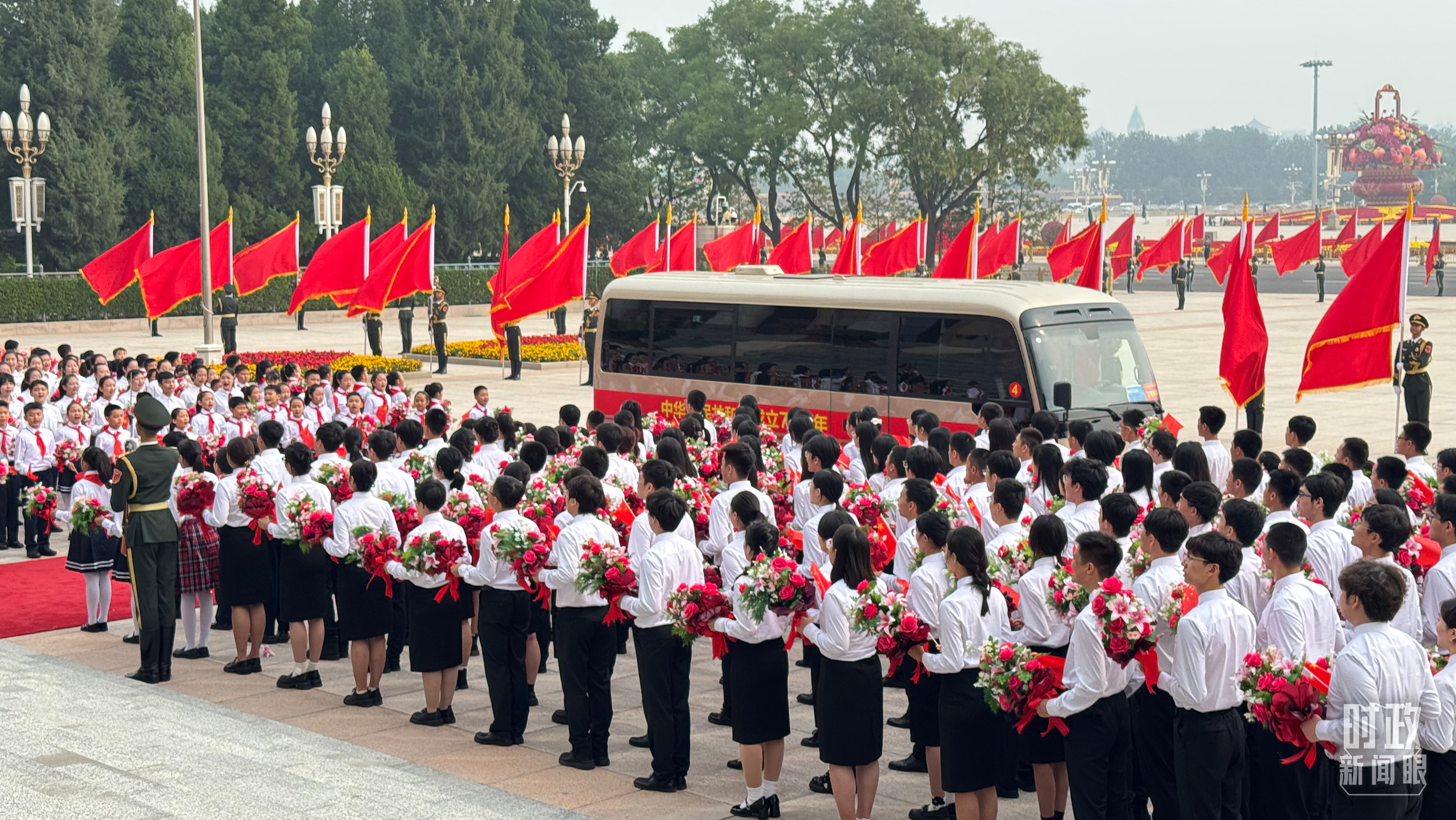 2024年9月29日，人民大会堂外，少先队员列队迎接英雄模范。（总台央视记者蒋硕拍摄）