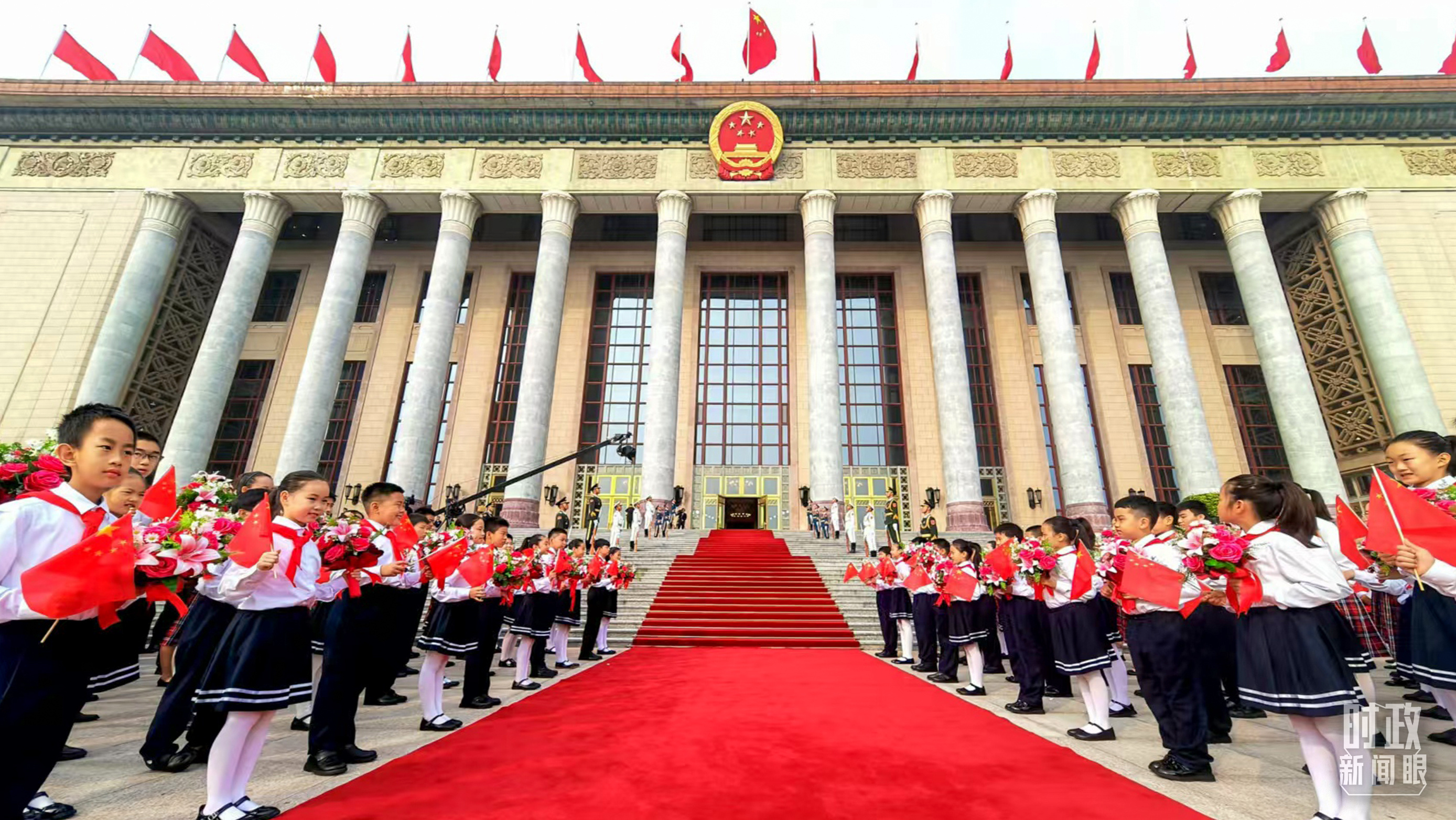 9月29日，人民大会堂外红毯铺就，迎接英雄模范。（总台央视记者刘琦拍摄）