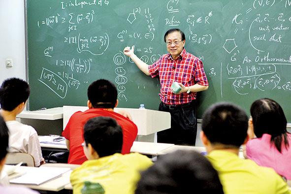 姚期智为清华大学学生授课。