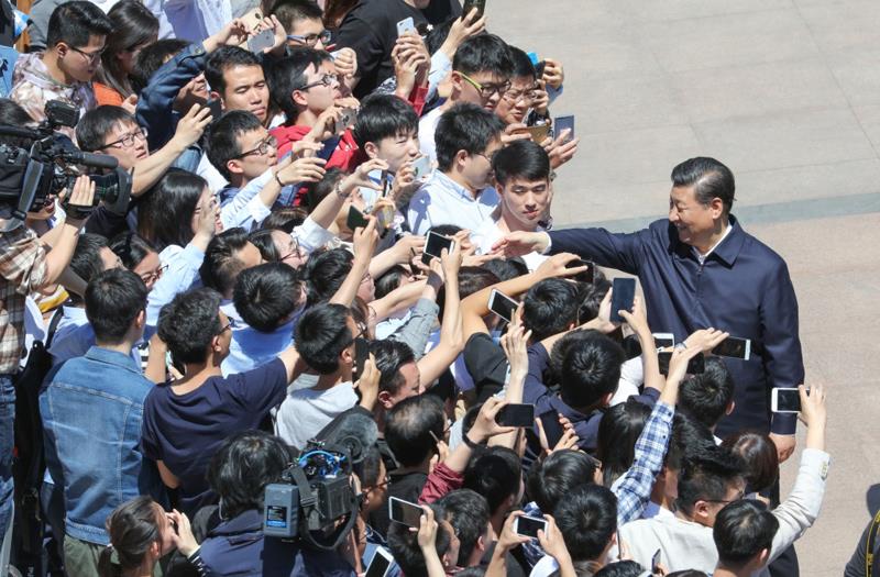2018年5月2日，习近平总书记在北京大学考察时同道路两旁师生亲切握手。