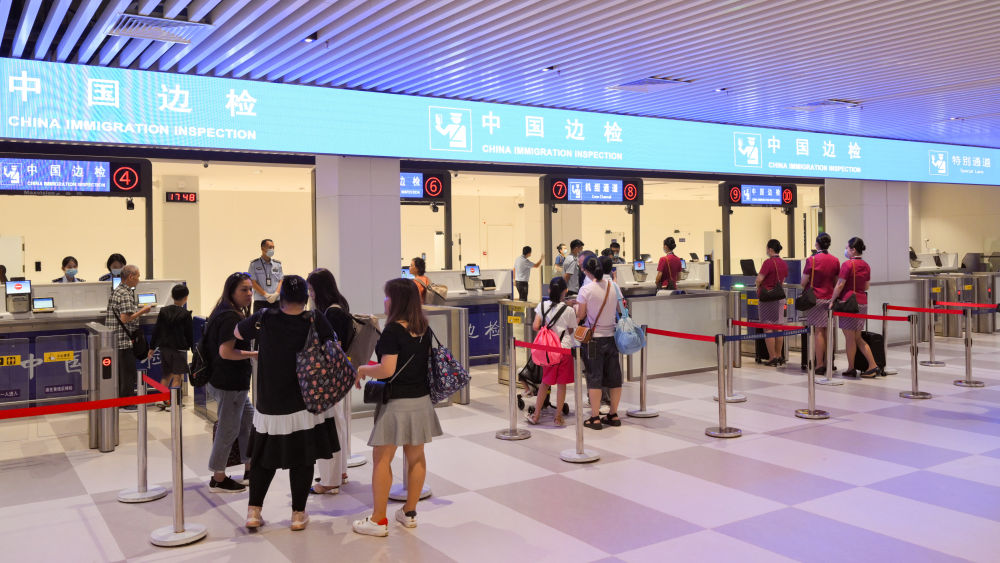 2023年7月26日，旅客在三亞鳳凰國際機場國際航站樓有序通關。三亞鳳凰國際機場國際航站樓改擴建項目主體工程已於2023年7月1日完工並投入使用，該項目是海南自貿港首個主體工程完工並投入使用的封關運作項目。《海南自由貿易港建設總體方案》明確，海南將在2025年前適時啟動全島封關運作。