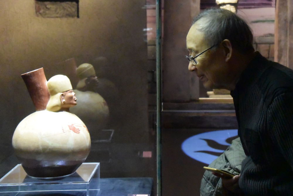 2020年1月17日，“安第斯文明特展——探寻神秘而又令人向往的印加帝国”在天津博物馆开展。这是参观者观看来自秘鲁的展品。
