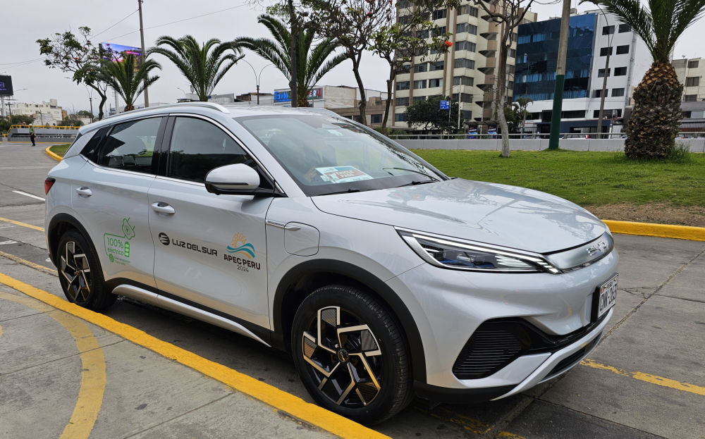 近年来，汽车、电子等技术含量较高的中国产品和尖端科技创新成果进入秘鲁市场。这是在利马街头拍摄的中国品牌传统动力汽车和新能源汽车（2024年11月12日摄）。