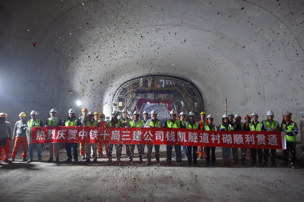 2024年10月9日，工作人员在秘鲁钱凯隧道施工现场合影庆祝。今年10月，由中国中铁十局承建的秘鲁钱凯隧道顺利完成浇筑，标志着项目主体工程全部完工，钱凯隧道将钱凯港与泛美公路相连，极大提升贸易便利。新华社发（中铁十局秘鲁指挥部供图）