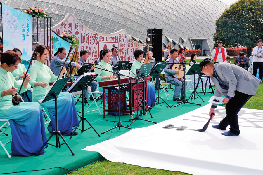 江南丝竹专场音乐会与书法家的地书表演在上海辰山植物园的“城市美育日”活动现场上演（2024 年 3 月 30 日摄）刘颖摄 / 本刊