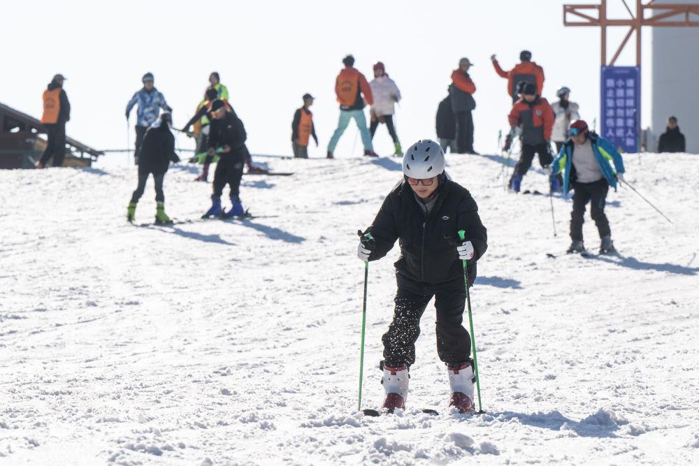 2025年1月5日，游客在湖北宜昌市夷陵区一滑雪场体验滑雪