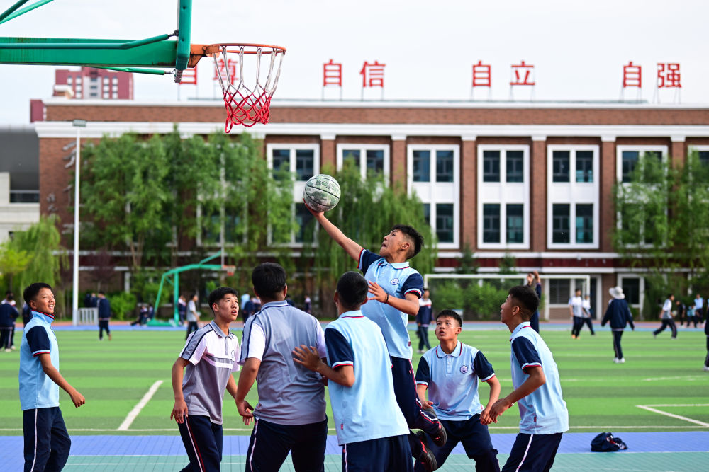 青海果洛西宁民族中学的学生在打篮球（2024年6月18日摄）。新华社记者 张龙 摄