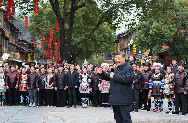 △今年3月17日，在贵州肇兴侗寨考察时，习近平总书记同村民们亲切交流。