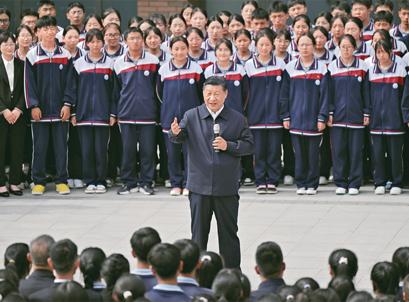 2024年6月18日至19日，中共中央總書記、國家主席、中央軍委主席習近平在青海考察。這是18日下午，習近平在果洛西寧民族中學考察時，同師生們親切交流。 新華社記者 岳月偉/攝