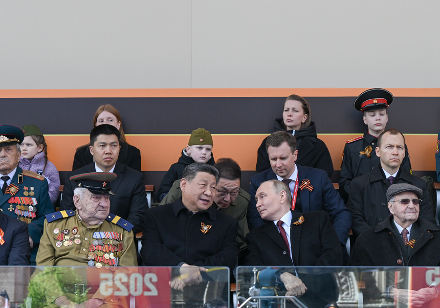 當地時間5月9日，俄羅斯舉行盛大慶典，紀念蘇聯偉大衛國戰爭勝利80周年。中國國家主席習近平和來自世界20多個國家及國際組織領導人應邀出席慶典。新華社記者 謝環馳 攝