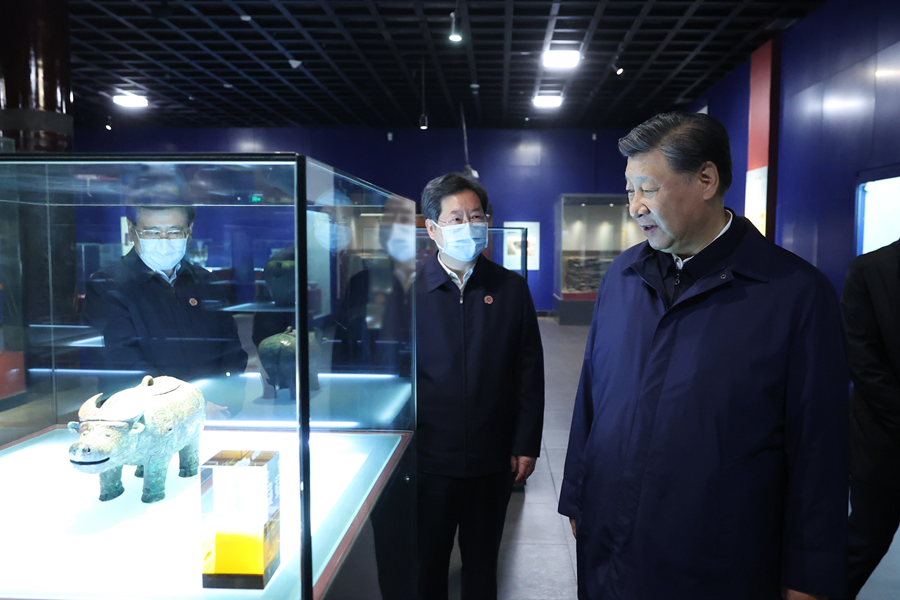 2022年10月28日，习近平总书记在安阳市殷墟博物馆考察。新华社记者 鞠鹏 摄