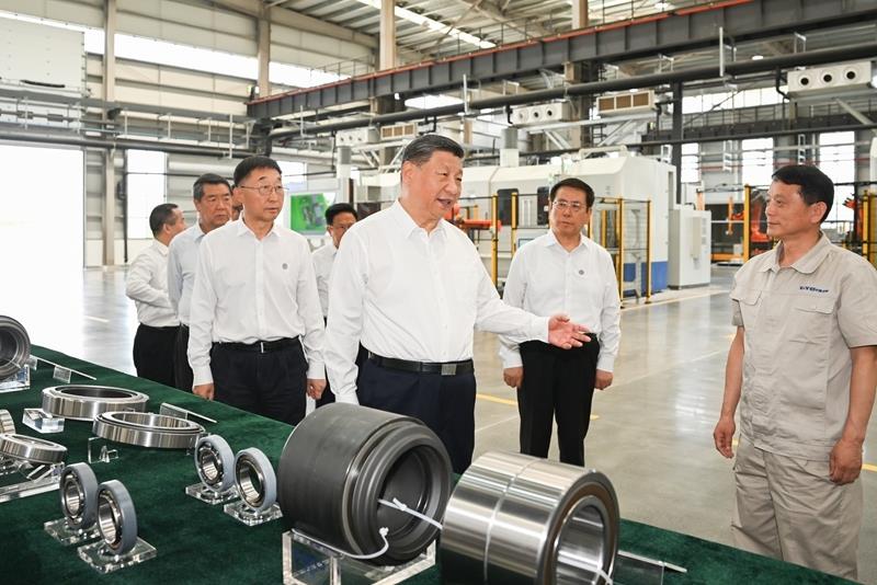 2025年5月19日，习近平总书记在河南洛阳轴承集团股份有限公司智能工厂考察。