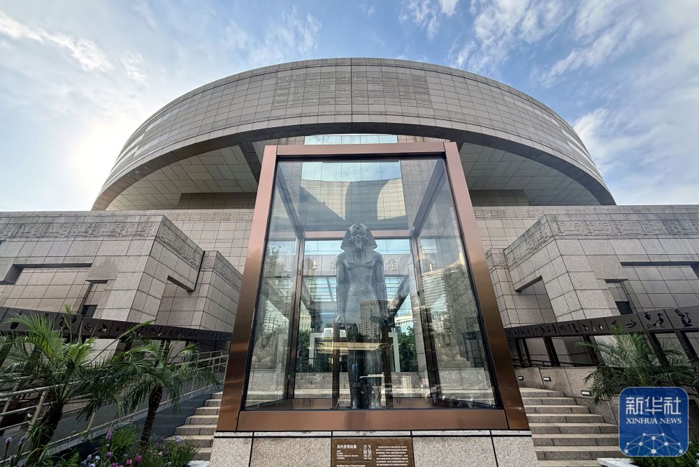 2024年7月17日在上海博物館人民廣場館南門拍攝的“金字塔之巔：古埃及文明大展”美內普塔站像，這是上海博物館首次把文物展品放在室外展出。該展是近20年來埃及在境外舉辦的最大規模文物展，其中95%以上的文物是首次來到亞洲，於2024年7月19日正式向公眾開放，將持續至2025年8月。