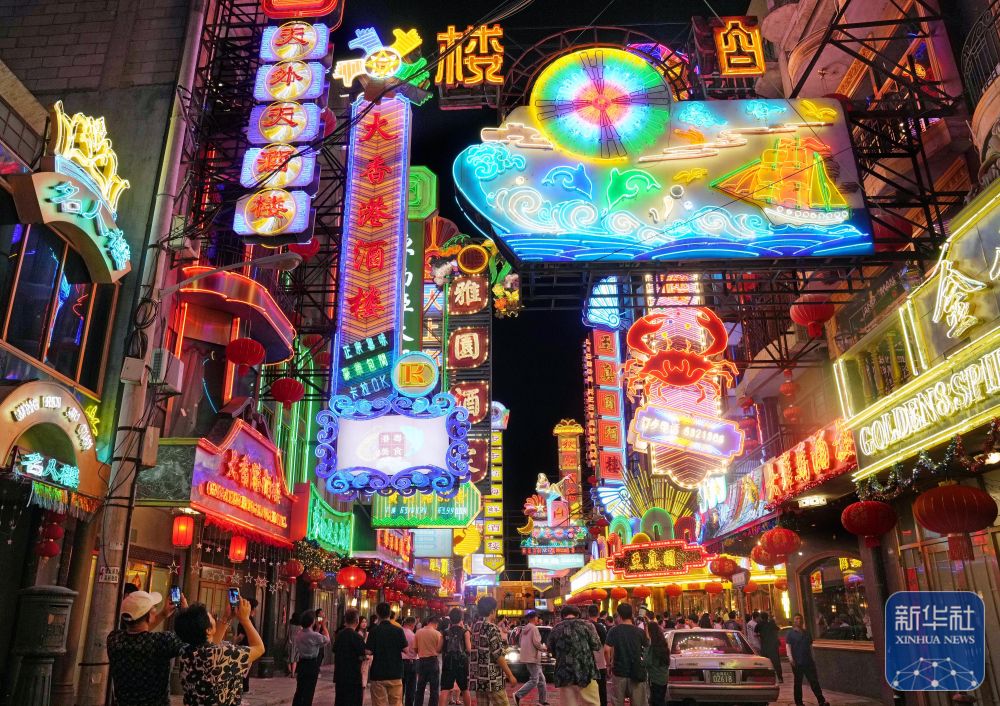 2024年7月22日晚，游客在電視劇《繁花》拍攝地——上海影視樂園“黃河路”夜游。