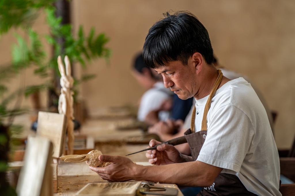 在雲南省大理州沙溪鎮寺登村歐陽大院，劍川木雕匠人施順華在制作木雕（2025年4月19日攝）。新華社記者 胡超 攝