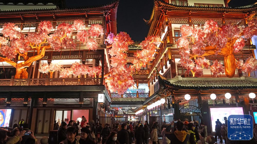 2025年1月1日，2025上海豫園民俗藝術燈會正式亮燈。作為國家級非物質文化遺產代表性項目，豫園燈會已成為上海標志性新春文化活動和城市文化名片。
