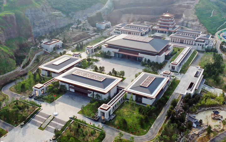 中国国家版本馆中央总馆位于北京中轴线延长线上、燕山脚下，是国家级文化殿堂，也是联接中外、交流互鉴的文化桥梁（2022年7月30日摄，无人机照片）。