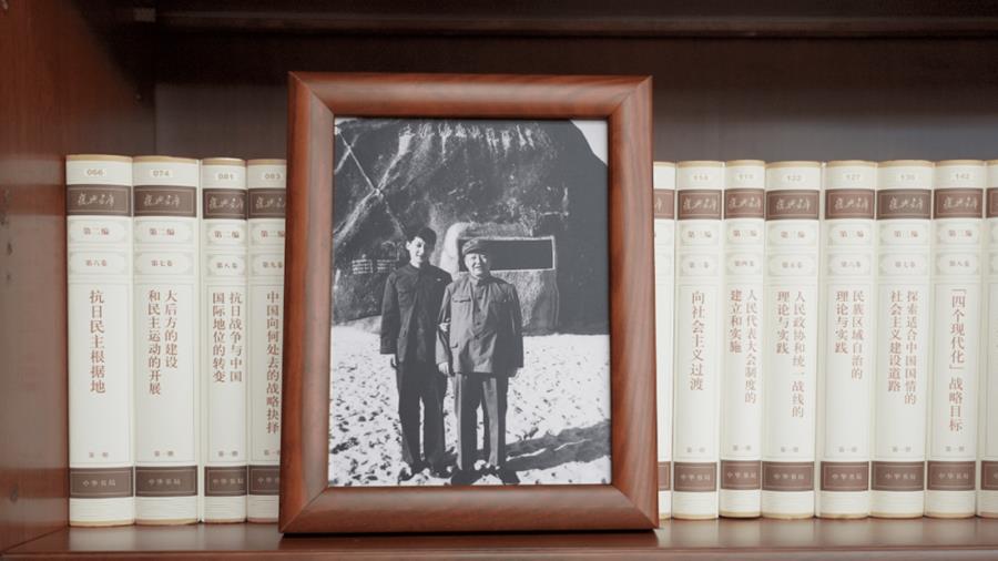 △2022年12月31日，習近平總書記辦公室的書架上擺放著他和父親的合影。