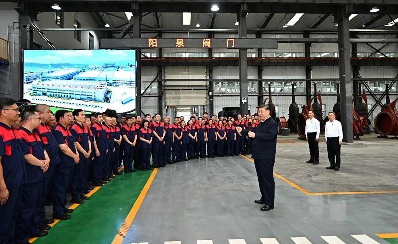 △7月7日，习近平总书记在山西阳泉阀门股份有限公司考察时，同企业员工亲切交流。