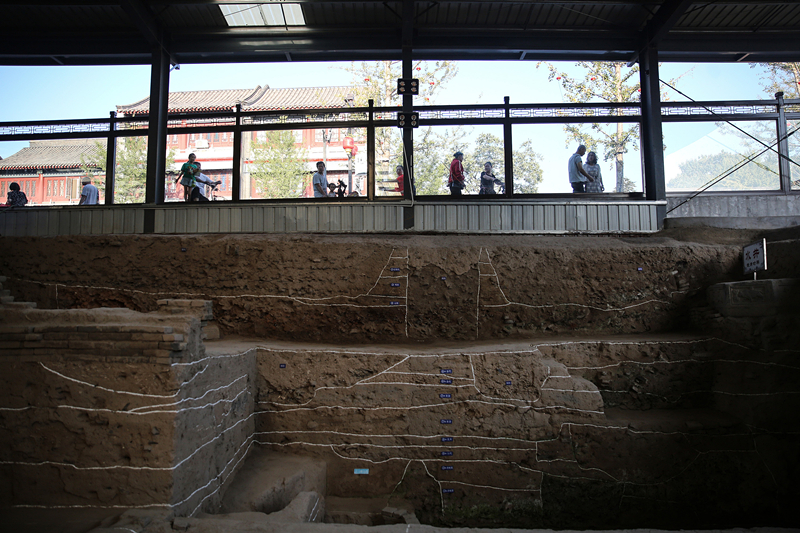 2019年9月7日，人們透過玻璃幕牆看開元寺南廣場遺址考古現場。