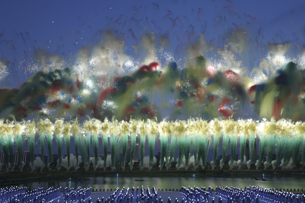 2025年8月7日在第12届世界运动会开幕式上拍摄的焰火表演。
