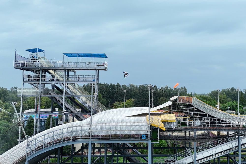 2024年8月9日,一名运动员在四川成都尖锋旱雪四季滑雪场训练。