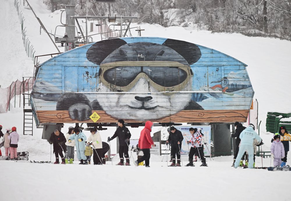 2025年1月14日,游客在四川成都西岭雪山滑雪场滑雪。