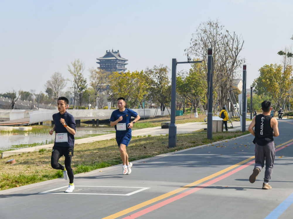 2025年3月23日,市民在四川成都参加5000米东安湖环湖欢乐跑活动。