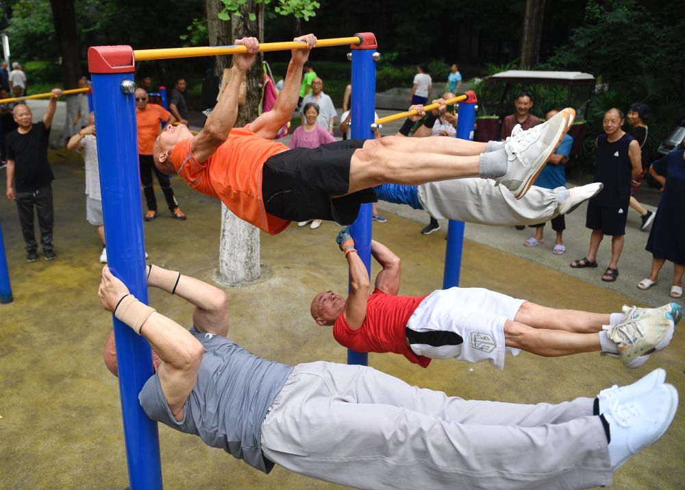 2024年6月18日,健身爱好者在四川成都新华公园内锻炼。